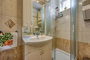 Standard Apartment, 2 Bedrooms (Apartment Masa Koper) | Bathroom