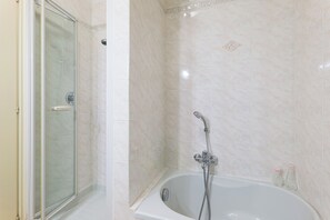 Familienapartment, Mehrere Schlafzimmer (Casa Maria Lucia Sanremo) | Badezimmer | Badewanne und Dusche (separat), Haartrockner, Bidet, Handtücher