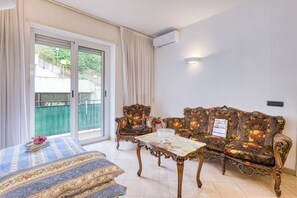 Apartamento familiar, 1 habitación (Casa Maria Lucia Sanremo) | Sala de estar | Televisión de 21 pulgadas con canales por cable