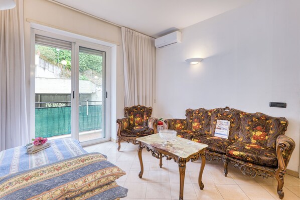 Family Apartment, Multiple Bedrooms (Casa Maria Lucia Sanremo) | Living room | 21-inch TV with cable channels - Casa Maria Lucia Sanremo (Sanremo)