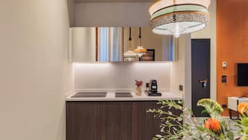 Deluxe Apartment, 1 King Bed with Sofa bed | Private kitchen | Fridge, microwave, stovetop, cookware/dishes/utensils