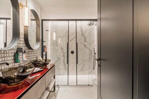 Elite apartman, több ágy | Fürdőszoba | Zuhanyzó, esőzuhany, hajszárító és fürdőköpenyek
