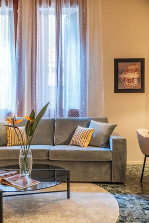 Appartamento Deluxe, 1 letto king con divano letto (Burano) | Area soggiorno | TV a schermo piatto 42 pollici con canali satellitari