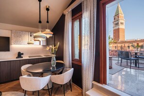 Leilighet – panorama, flere senger, byutsikt (San Giorgio Maggiore) | Oppholdsområde | En 42-tommers Flatskjerm-TV med Parabol-TV