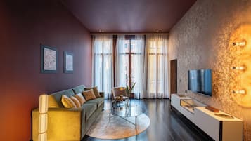 Una sala moderna con un sofá, una mesa de centro y un televisor.