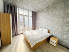 Dreibettzimmer, Veranda, Stadtblick | Schreibtisch, kostenloses WLAN