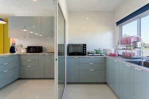Fridge, microwave, oven, dining tables - Kanna Playhouse Pool Villa (Tambon San Phranet)