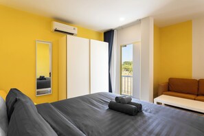 5 bedrooms, desk