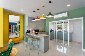 Kjøleskap, mikrobølgeovn, ovn og spisebord