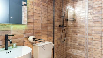 Estúdio superior | Banheiro | Chuveiro, secador de cabelo, toalhas de banho, sabonete