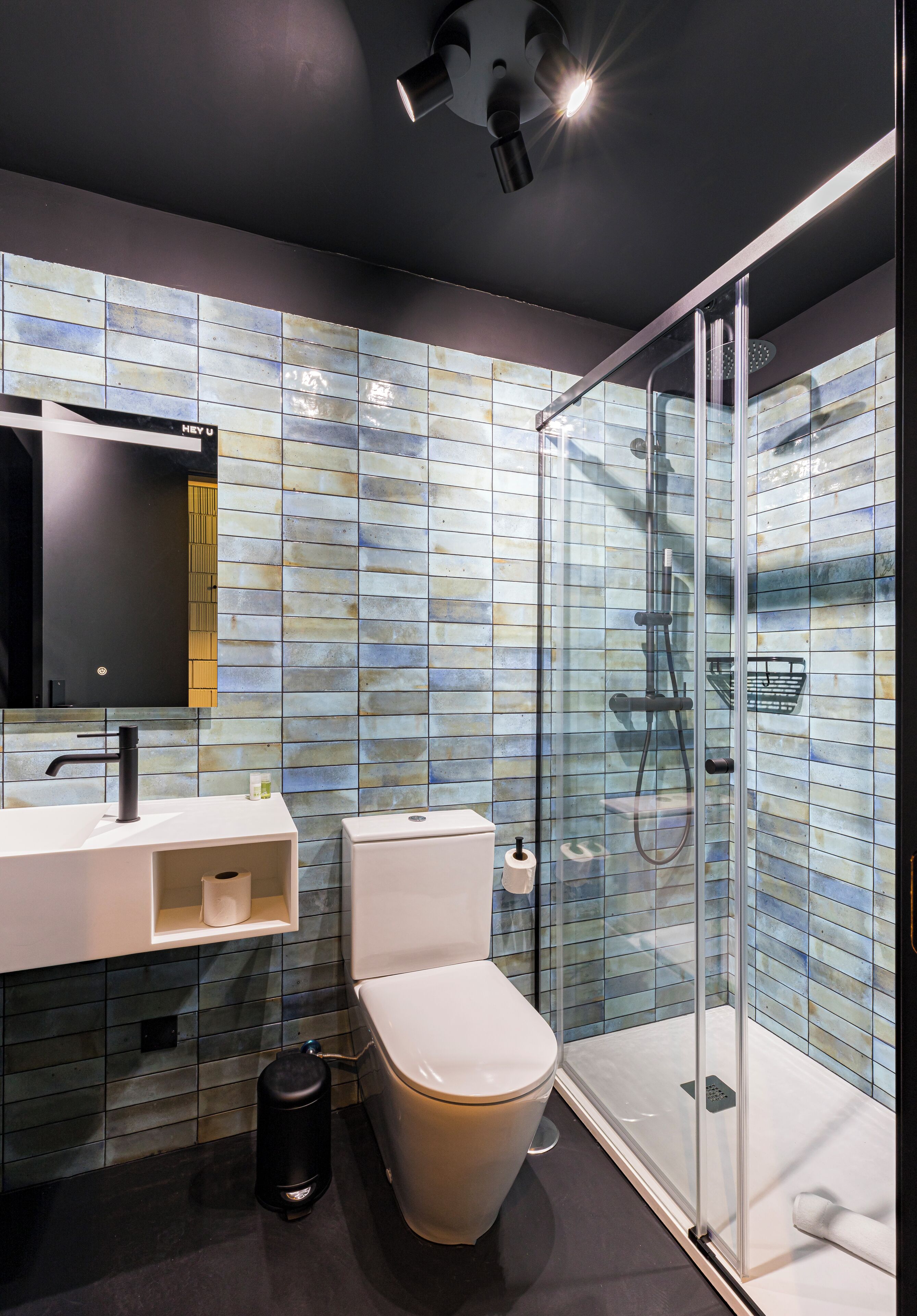 Departamento superior | Baño | Regadera, secadora de cabello, toallas, jabón 