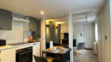 Een microgolfoven, een oven, een kookplaat, kookgerei, borden en bestek