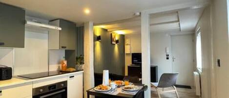 Micro-ondes, four, plaque de cuisson