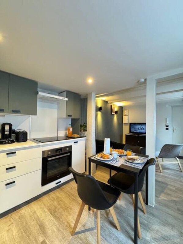 Mikrobølgeovn, ovn, kokeplater og kjøkkenutstyr