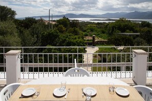 Mesa para dos con vista a un lago y montañas.