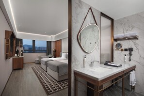 Chambre majestueuse double ou avec lits jumeaux, vue sur la ville | Bureau, espace de travail pour ordinateurs portables