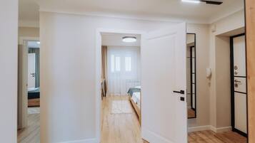 2 habitaciones, tabla de planchar con plancha y cuna de viaje