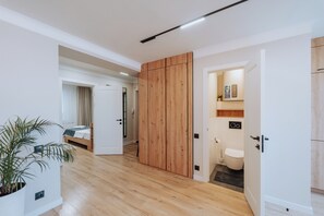 Hair dryer, towels, soap, shampoo - Luxury 2BR Flat - Sauna & Living - Cathedral Nearby (Chișinău)