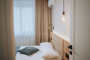 2 chambres, fer et planche à repasser, lit de bébé portatif