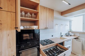 Kylskåp, mikrovågsugn, ugn och spishäll