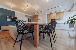 Dining - Luxury 2BR Flat - Sauna & Living - Cathedral Nearby (Chișinău)