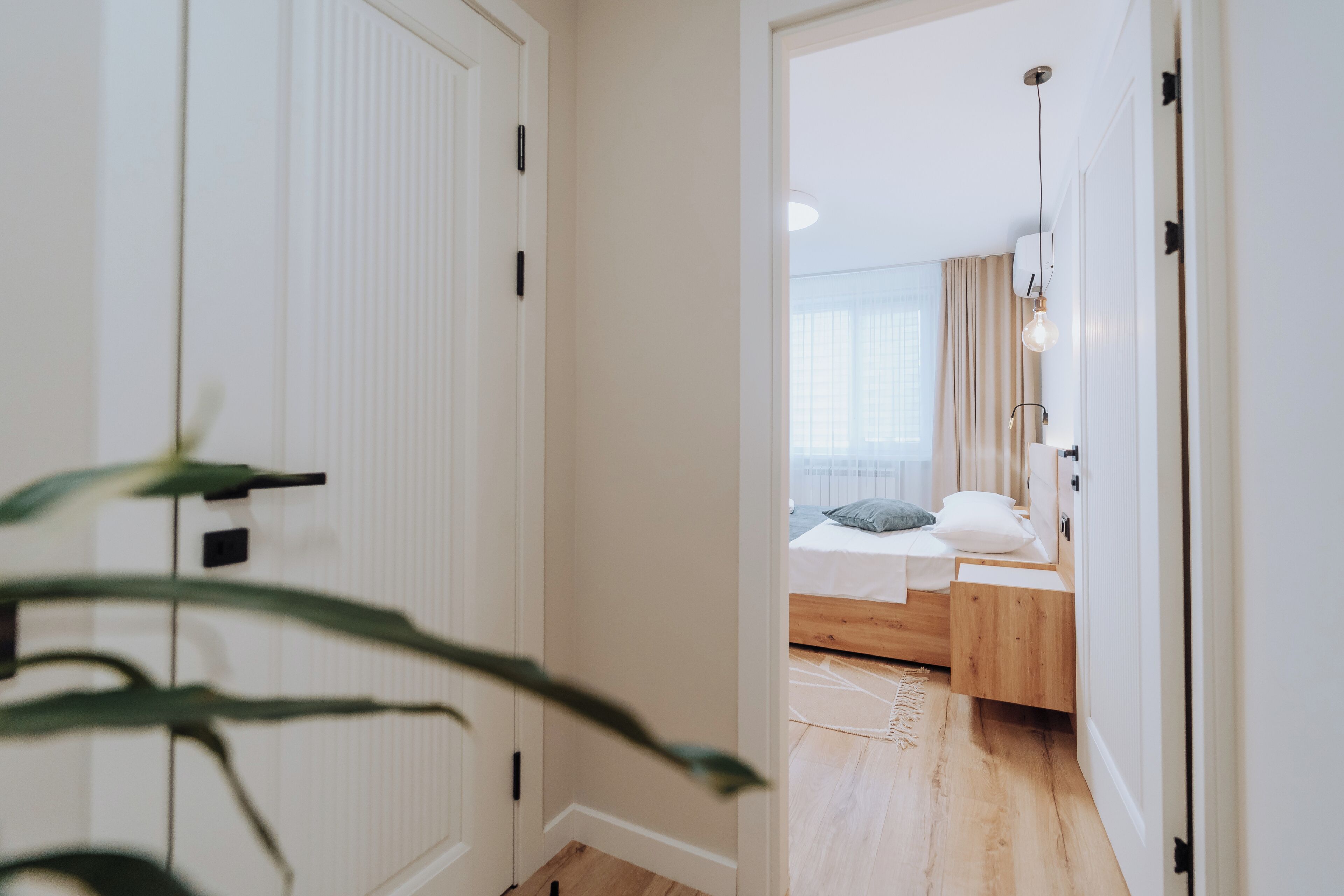 2 habitaciones, tabla de planchar con plancha y cuna de viaje 