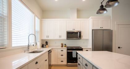 The Fairway Townhouse | Minutes from Golf Course | Sleeps Up To 7