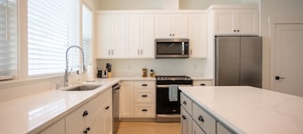 The Fairway Townhouse | Minutes from Golf Course | Sleeps Up To 7
