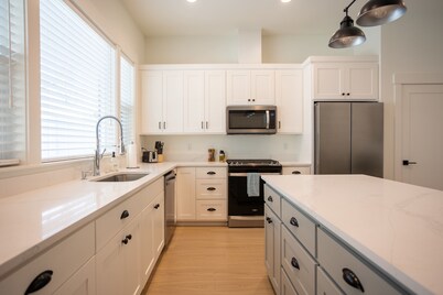 The Fairway Townhouse | Minutes from Golf Course | Sleeps Up To 7