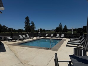 A heated pool - The Fairway Townhouse | Minutes from Golf Course | Sleeps Up To 7 (Eagle Point)