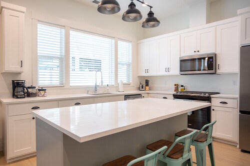 The Fairway Townhouse | Minutes from Golf Course | Sleeps Up To 7