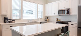 The Fairway Townhouse | Minutes from Golf Course | Sleeps Up To 7