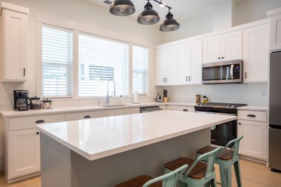 The Fairway Townhouse | Minutes from Golf Course | Sleeps Up To 7