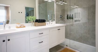 The Fairway Townhouse | Minutes from Golf Course | Sleeps Up To 7