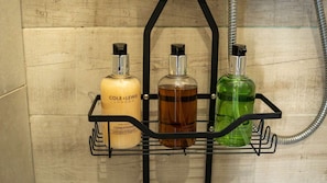 Douche, sèche-cheveux, serviettes fournies