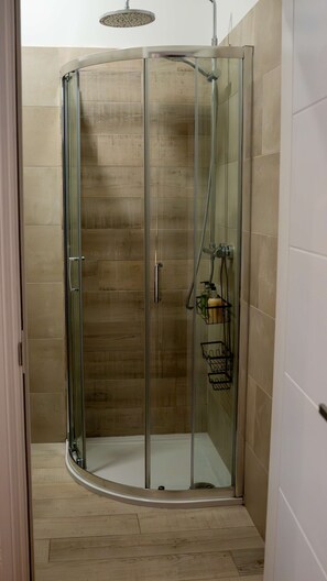 Shower, hair dryer, towels - 36 Queens Road Top Floor (Reading)