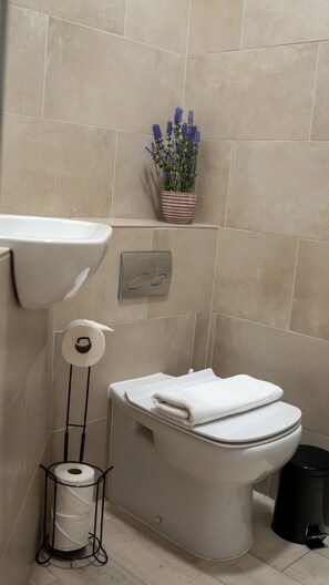 Shower, hair dryer, towels - 36 Queens Road Top Floor (Reading)