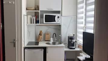 Refrigerador, microondas, parrilla de estufa y cafetera y tetera