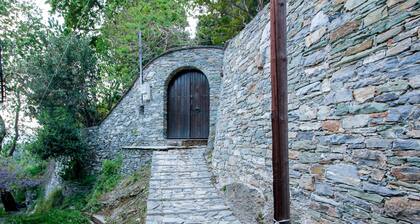 Secluded Cottage Guesthouse in the Mountains