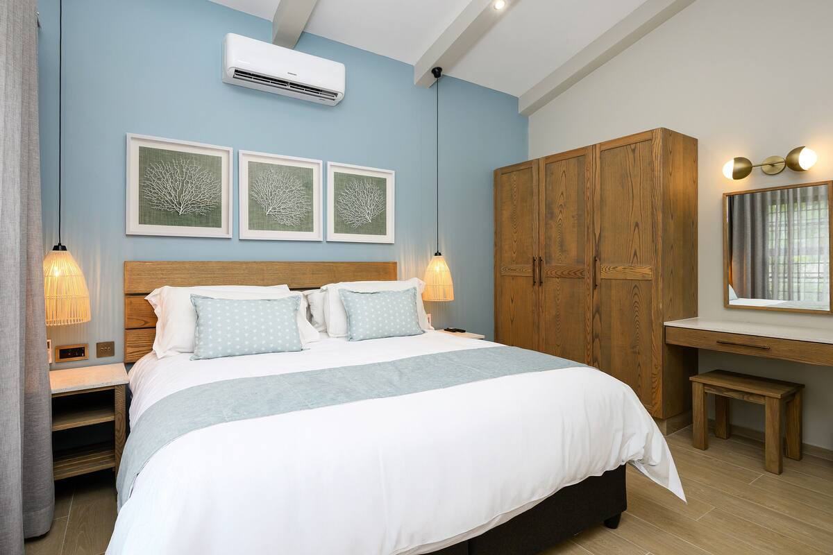 Villa, vistas a la laguna | Caja fuerte y ropa de cama