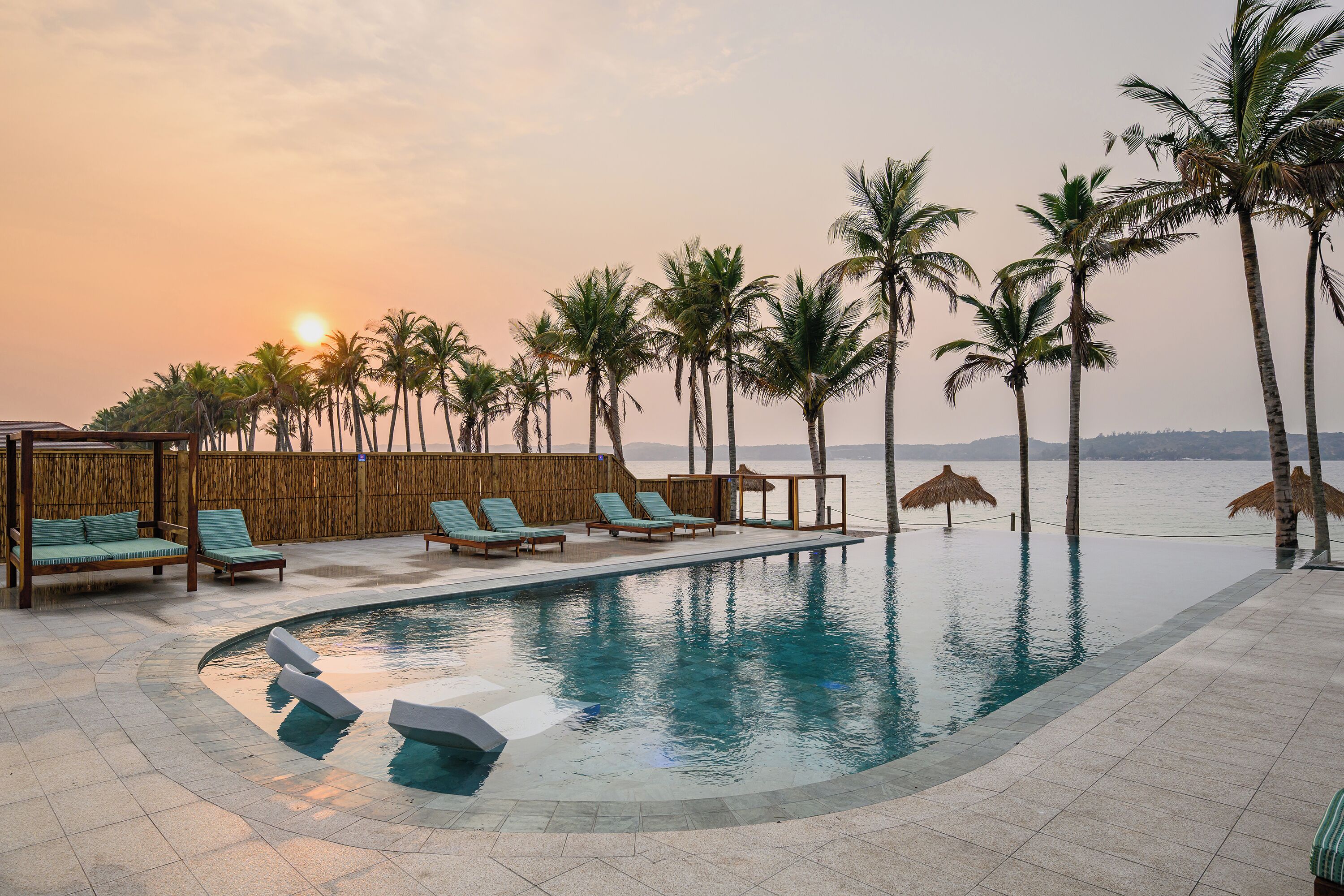 3 outdoor pools, sun loungers