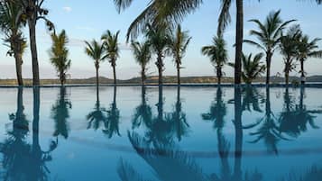 3 piscinas al aire libre, sillones reclinables de piscina