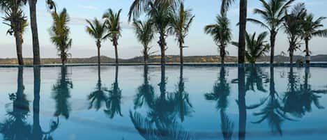 3 piscines extérieures, chaises longues