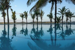 3 piscinas al aire libre, tumbonas