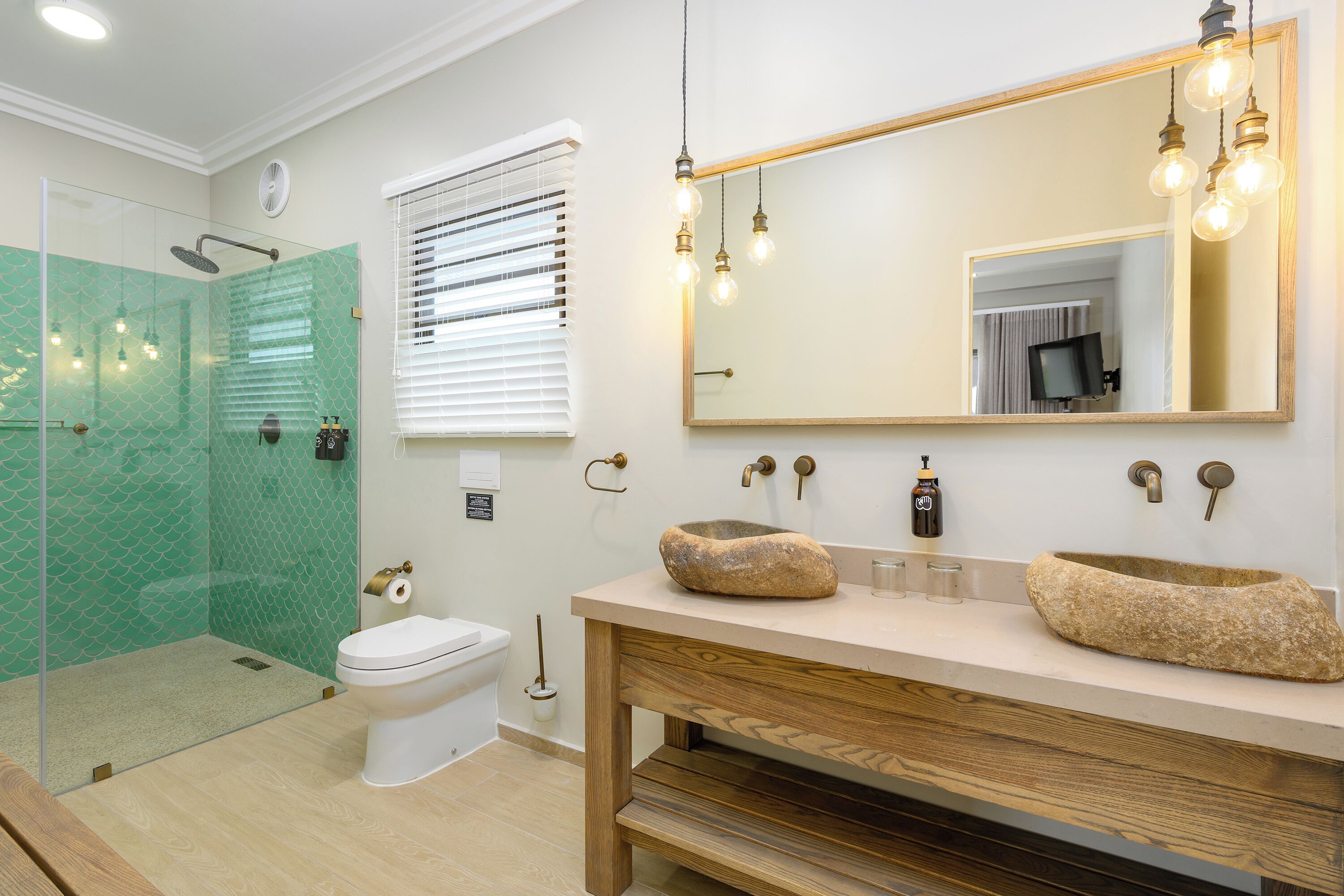 Douche, serviettes fournies, papier toilette