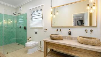 Douche, serviettes fournies, papier toilette