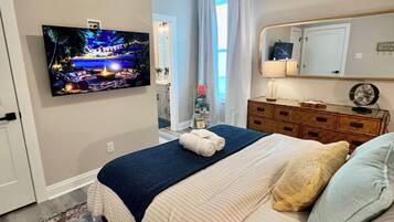 Tabla de planchar con plancha, cuna de viaje, wifi y ropa de cama