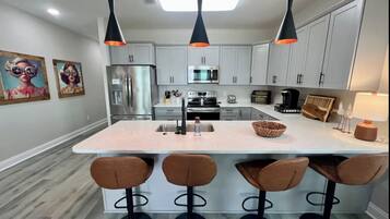 Microondas, horno, lavavajillas y tostadora