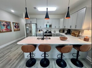 Mikrowelle, Ofen, Geschirrspüler, Toaster