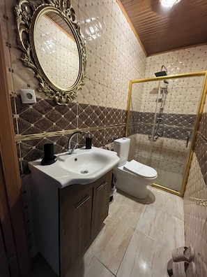 Classic Room, Balcony | Bilik Mandi | Selipar
